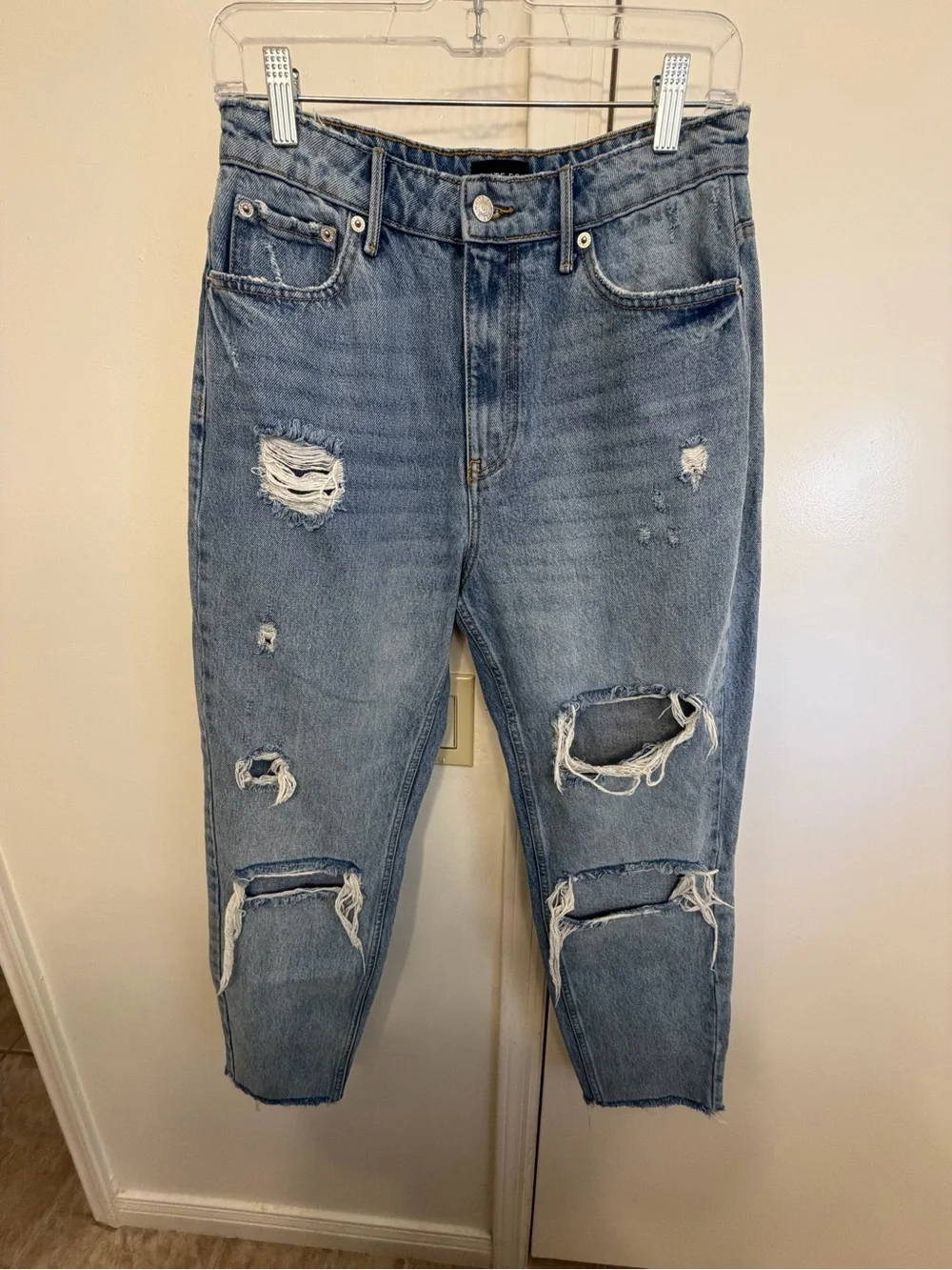 White Fox Boutique Distressed Light Wash Blue Distressed Jeans Women’s Medium
